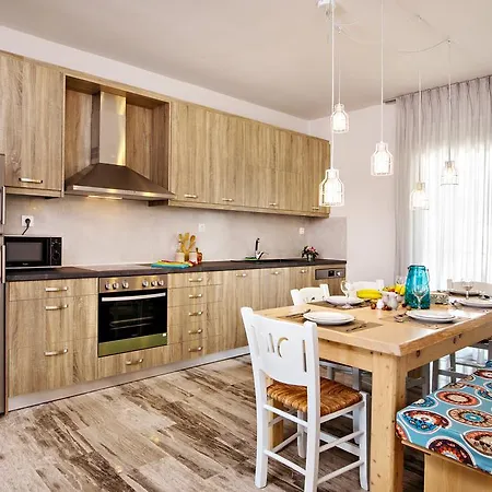 Beachside In Centre! Apartament